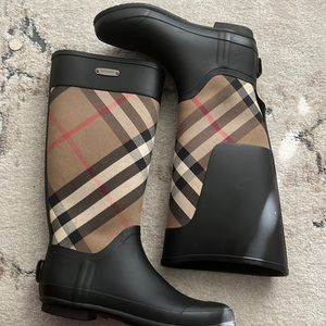 Burberry winter boots